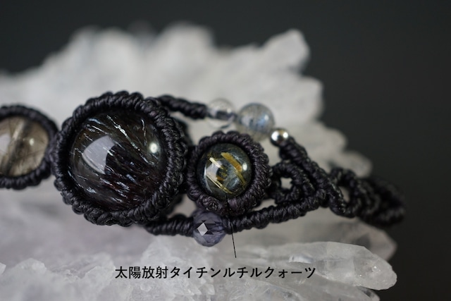 花火スーパーセブン(エレスチャルクォーツ)&太陽放射ルチルクォーツ&トルマリンクォーツのマクラメブレスレット - galaxy -【一点物】