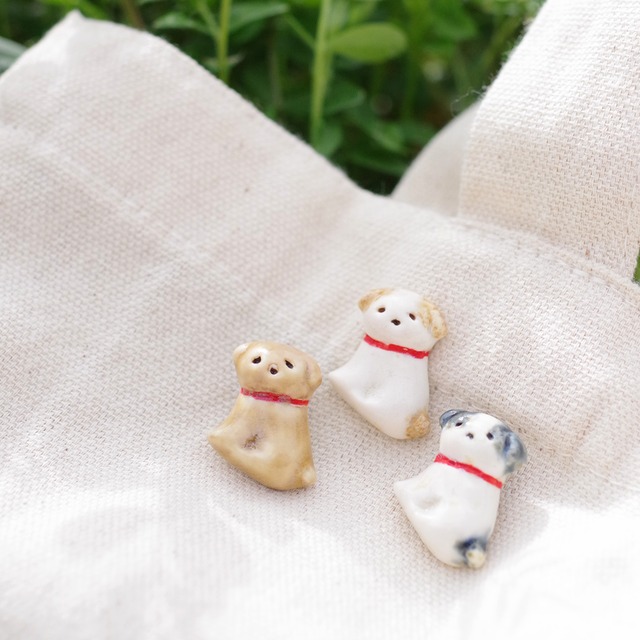 赤い首輪の小犬 ピンバッチ