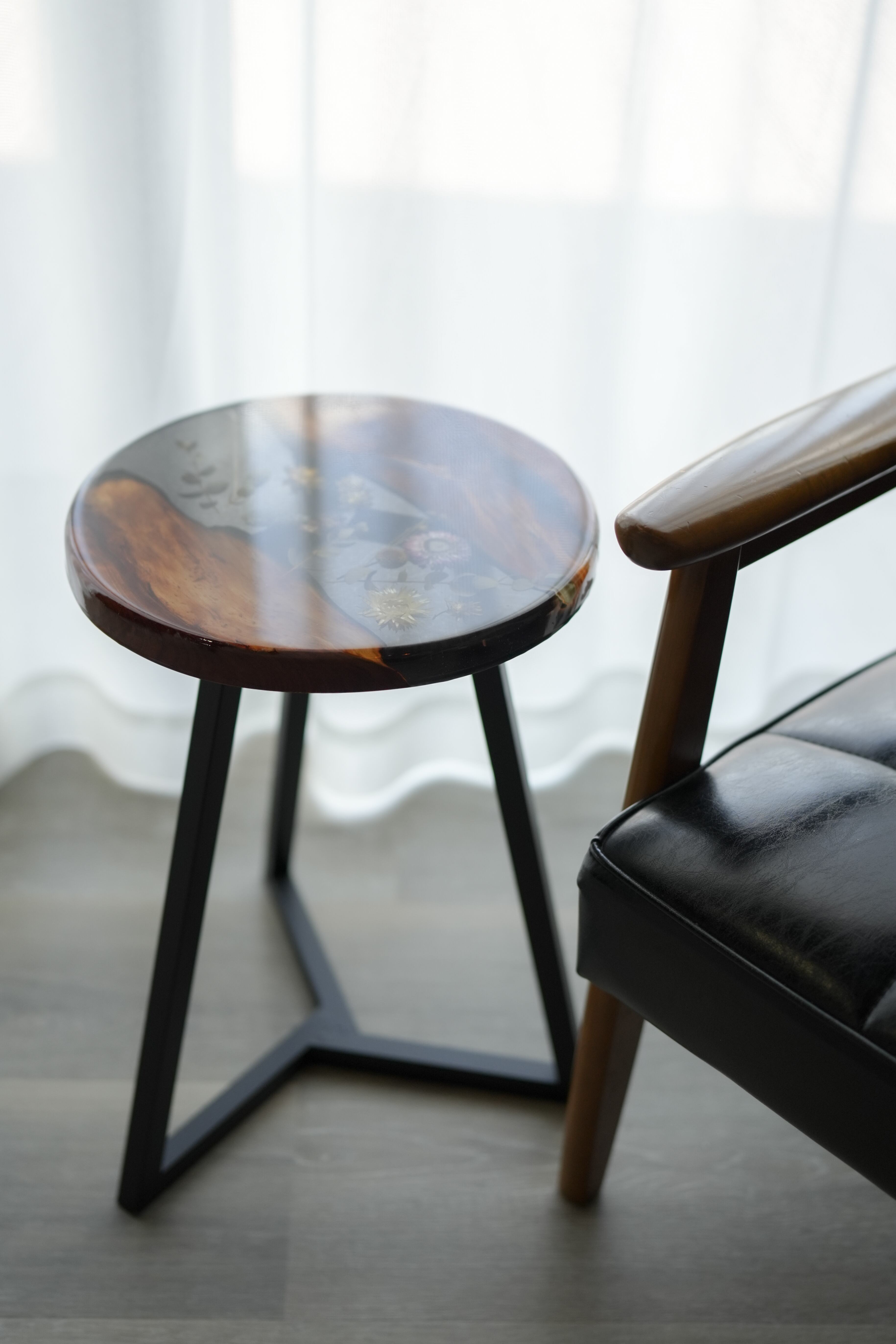 2.Round Resin Side Table | PAY ID