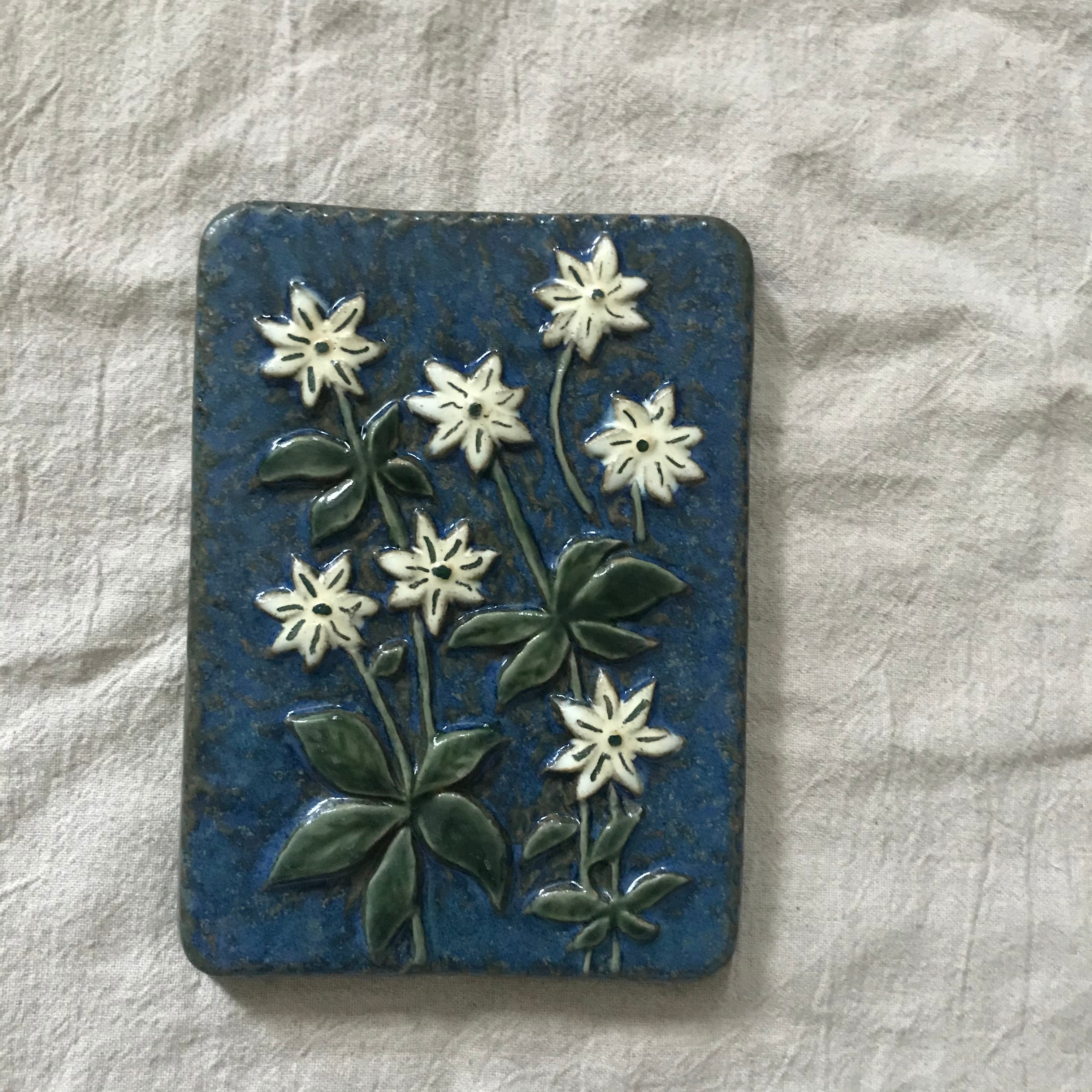 EGO STENGODS 白い花の陶板