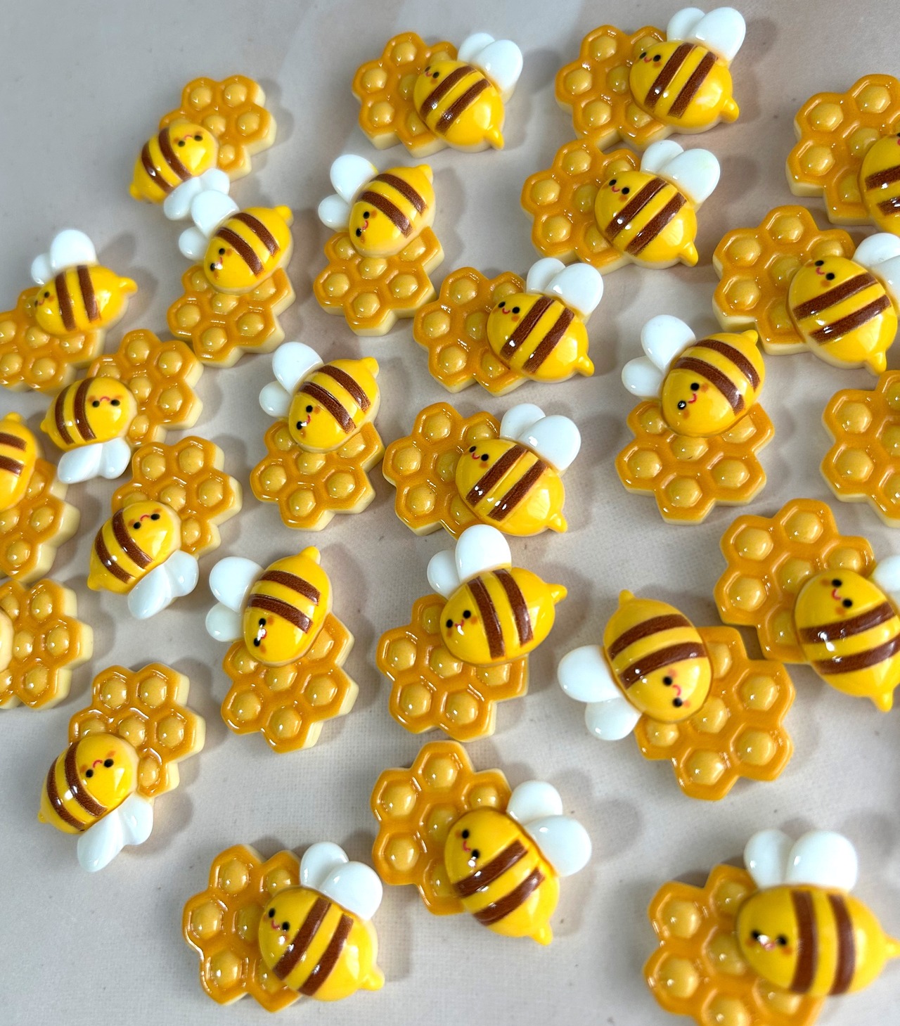 [２個]可愛いお顔のミツバチ／20mm×30mm