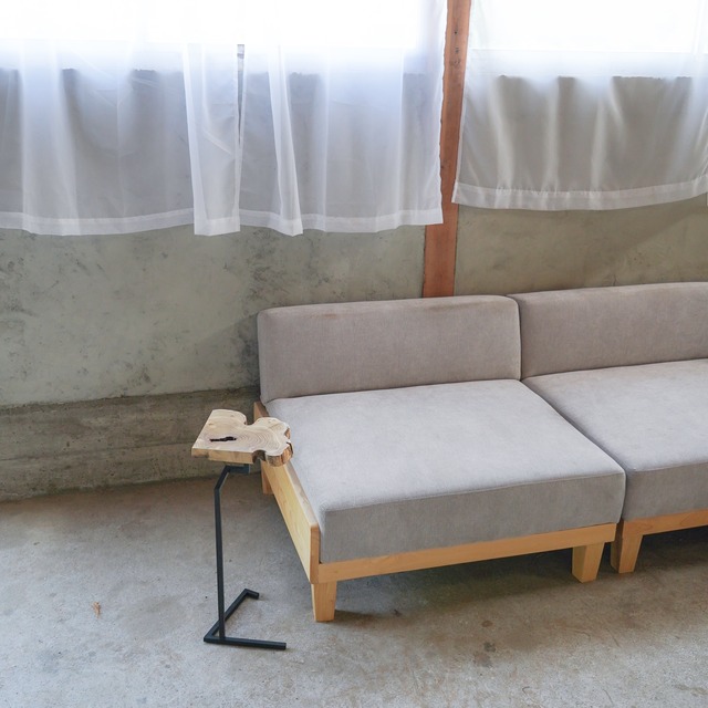 一枚板のミニサイドテーブル No.11 樹種：クワ