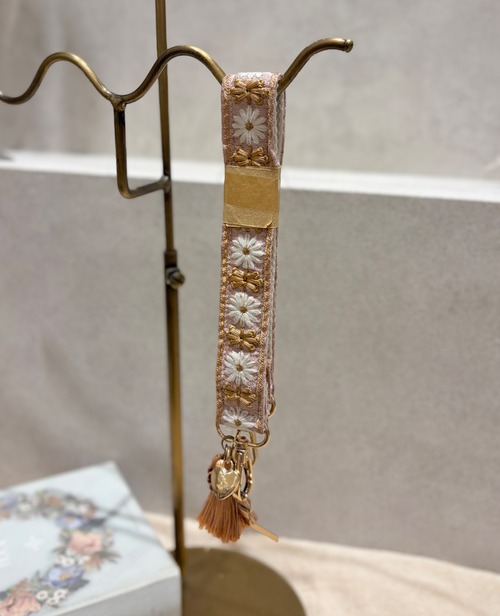 インド刺繍リボン　ハンドストラップ　(A54-9-120)①
