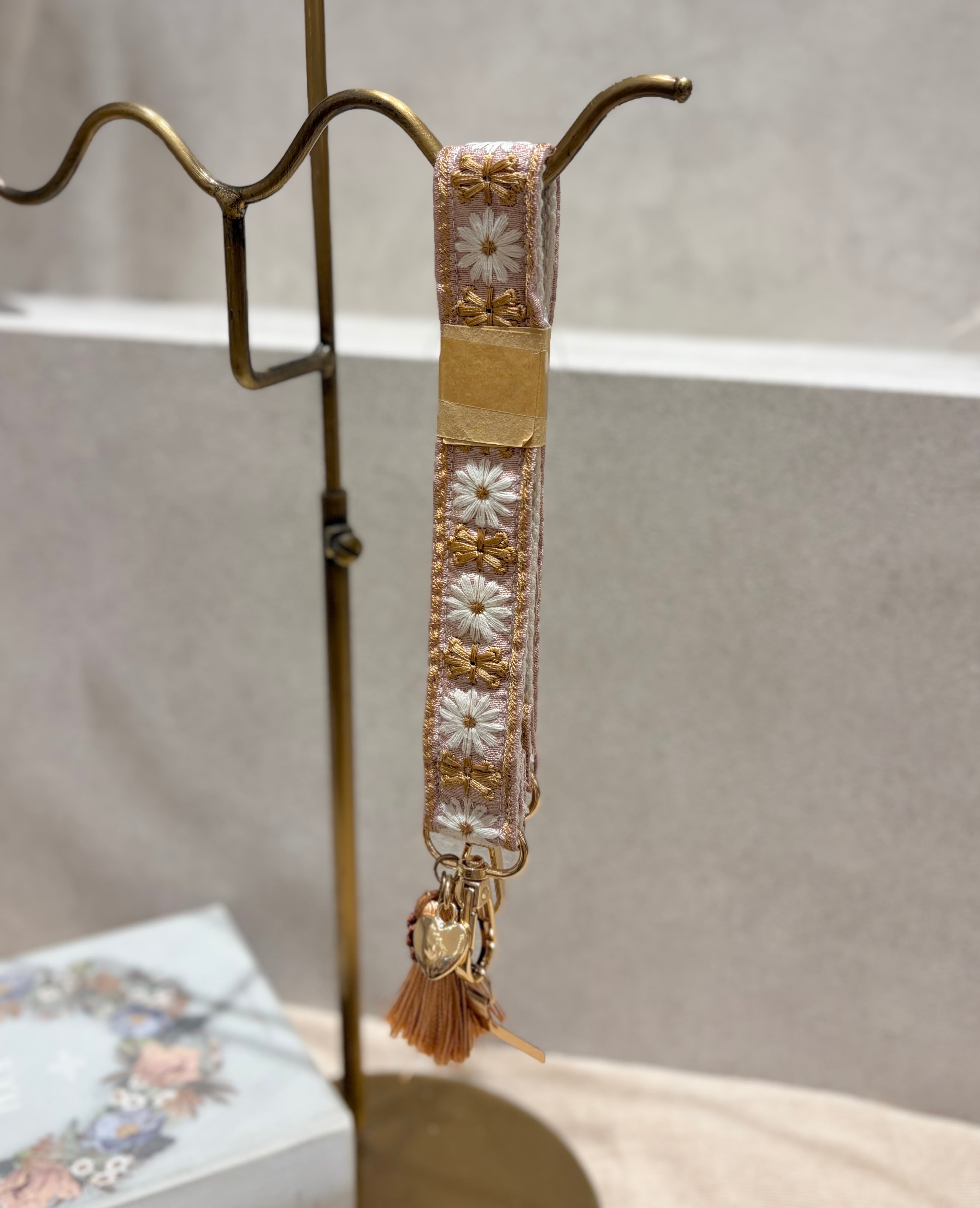 インド刺繍リボン　ハンドストラップ　(A54-9-120)①