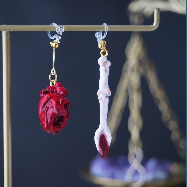 Gouged heart and femur spoon