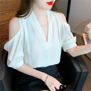 【送料無料】 トップス 1色 ブラウス ロング丈 袖あり 半袖 Vネック ネックレス風 パール 飾り 装飾 Aライン フレア プルオーバー オフショルダー 真珠 薄手生地 かわいい 大人可愛い 大人女子 こなれ感 シンプル 大人 上品 おしゃれ お洒落 ラフ コンサバ エレガント シック 無地 夏 20代 30代 40代 女性用 レディース ママ デート お出かけ お茶会 女子会 休日 演奏会 授業参観 結婚式 二次会 パーティ 着回し プチプライス カラバリ デイリーユース 普段使い ファッション