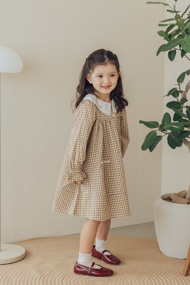 レースラッフル襟ワンピース〈Beige check〉