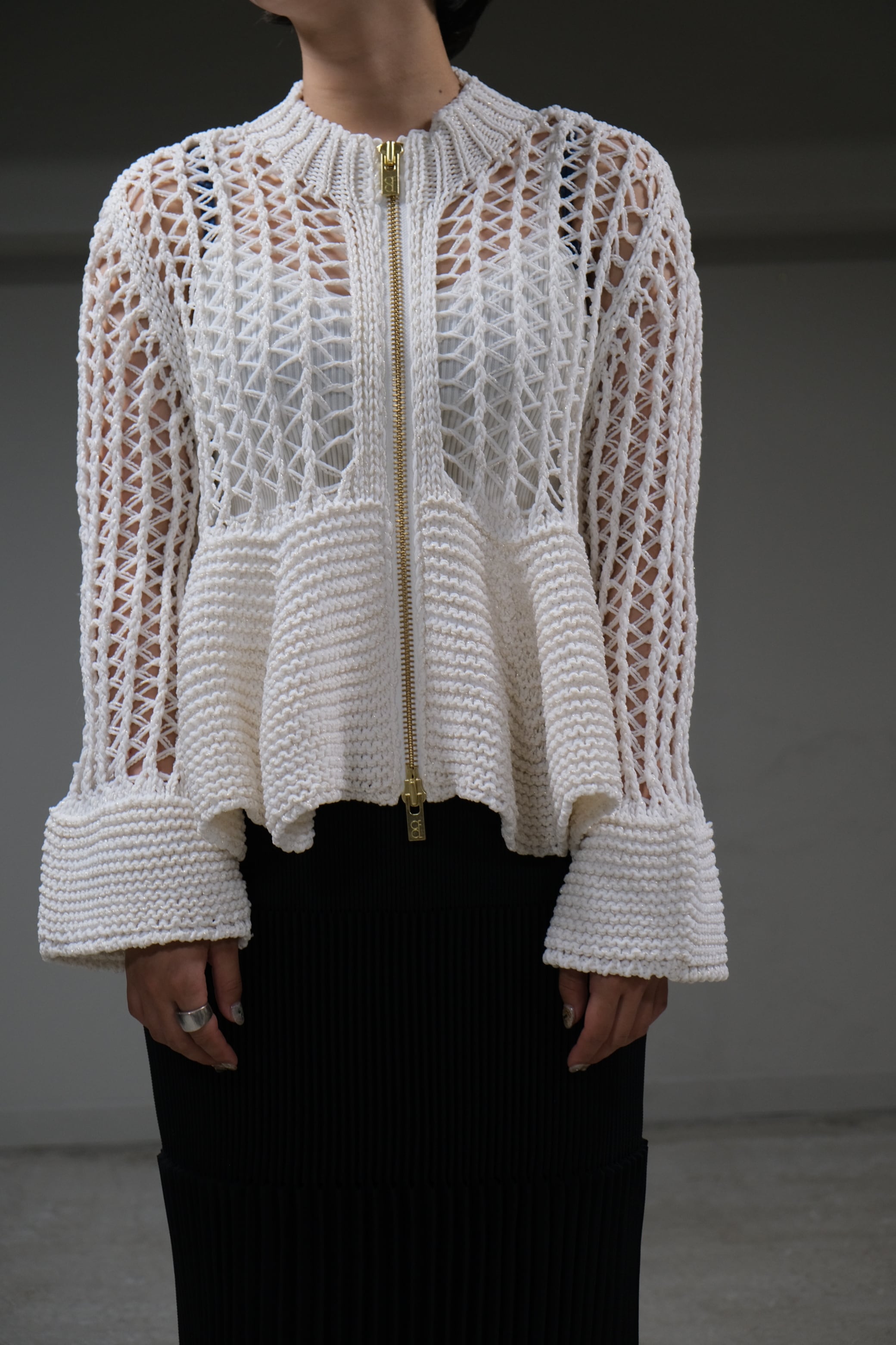 CFCL】POTTERY LOW GAUGE GLITTER ZIP CARDIGAN -white-gold- | loop