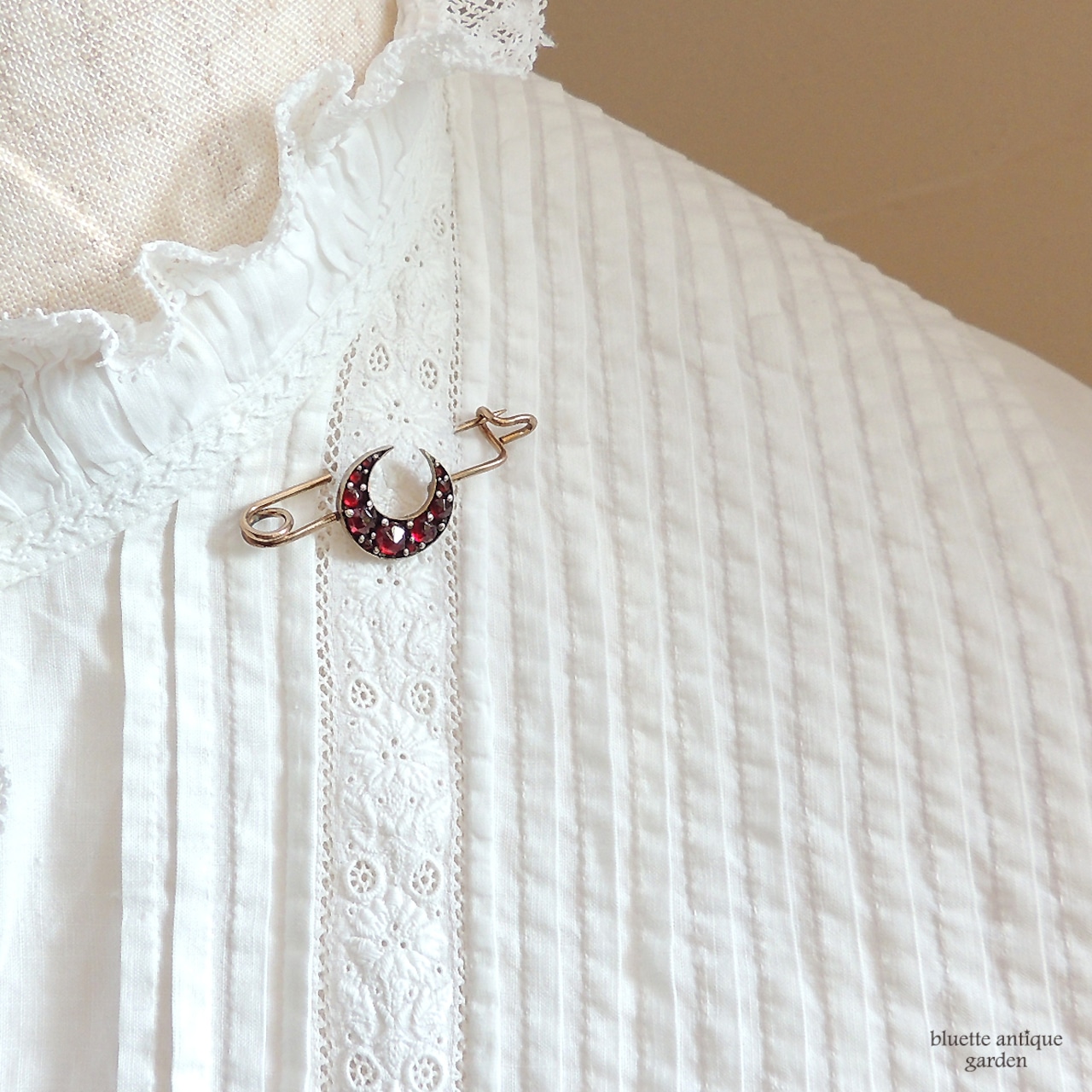 アンティークジュエリー 天然パイロープガーネット タイニークレセント(三日月) ピンブローチ(ソーティングメモ付)