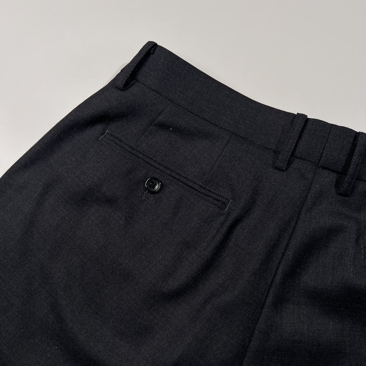 美品 BEAMS ビームス テーパード スラックスパンツ サイズ M /チャコール ダークグレー メンズ