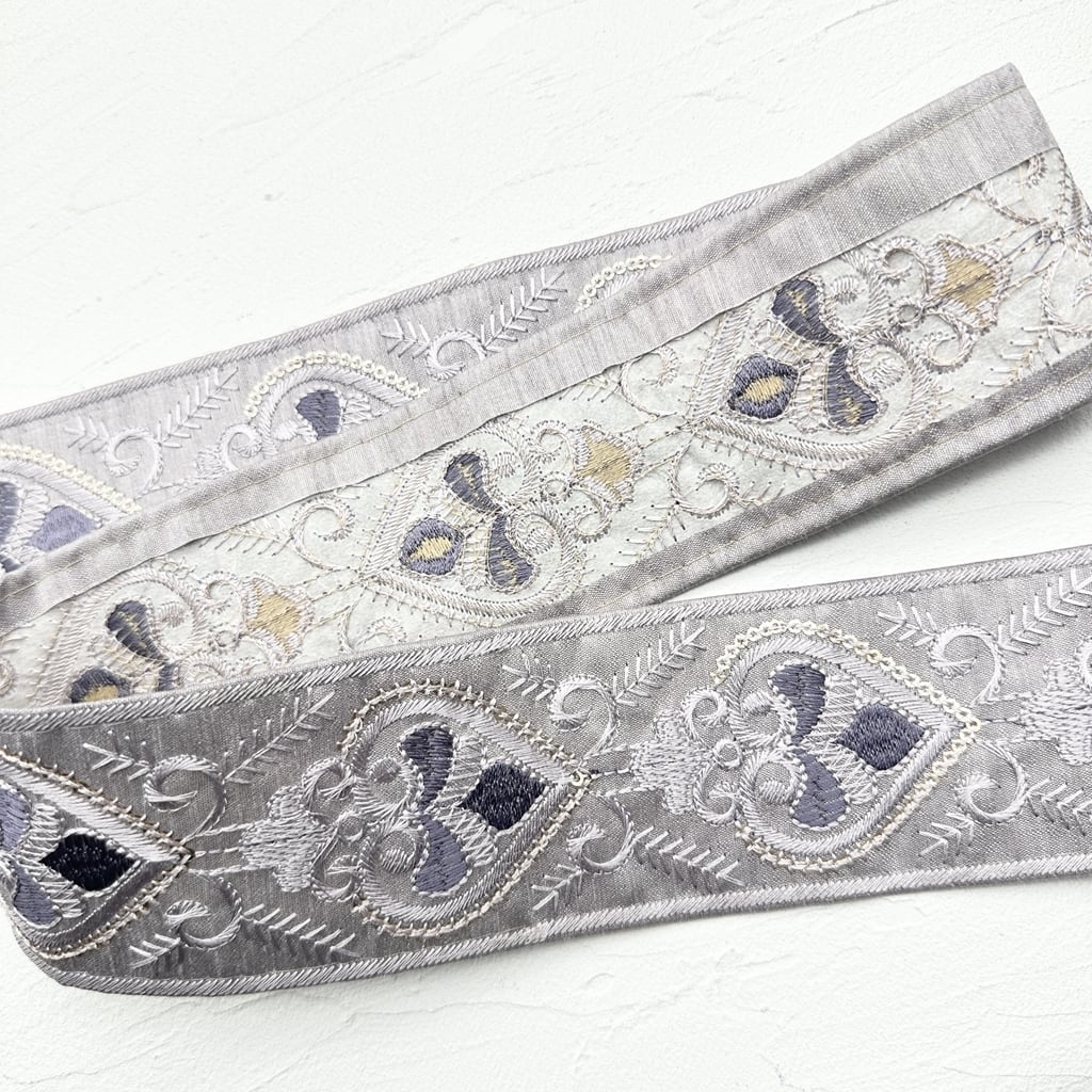 リーフ✕ゴールド刺繍❤ホワイト〜ベージュ〜水色系【1】インド刺繍リボン　タッセル リーフ✕ゴールド刺繍❤ホワイト〜ベージュ〜水色系【1】インド