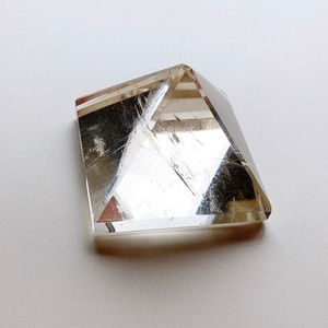 水晶　ピラミッドb