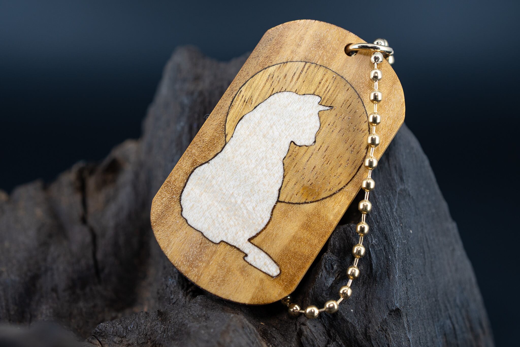 【光の木】 サテンウッド ドッグタグ 象嵌 横を向く上品な猫