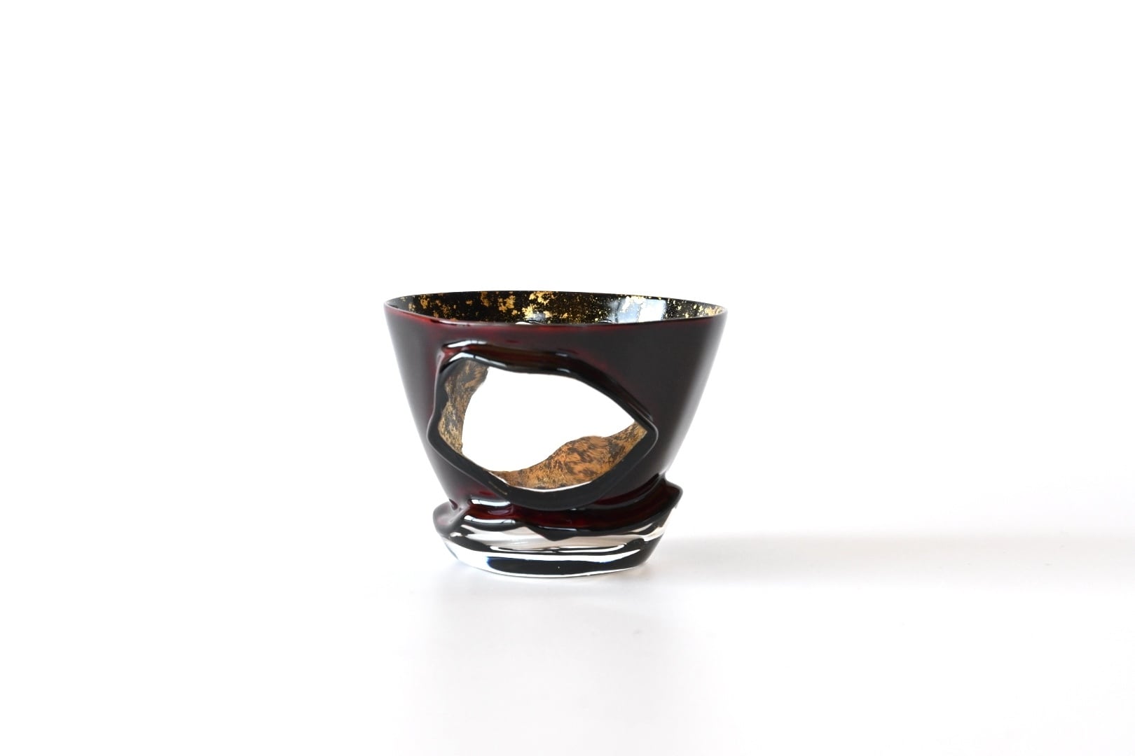 漆の芸術酒器】薄さ1mm、漆のみでつくられた飲み口 [ぐい呑み / 溜塗り