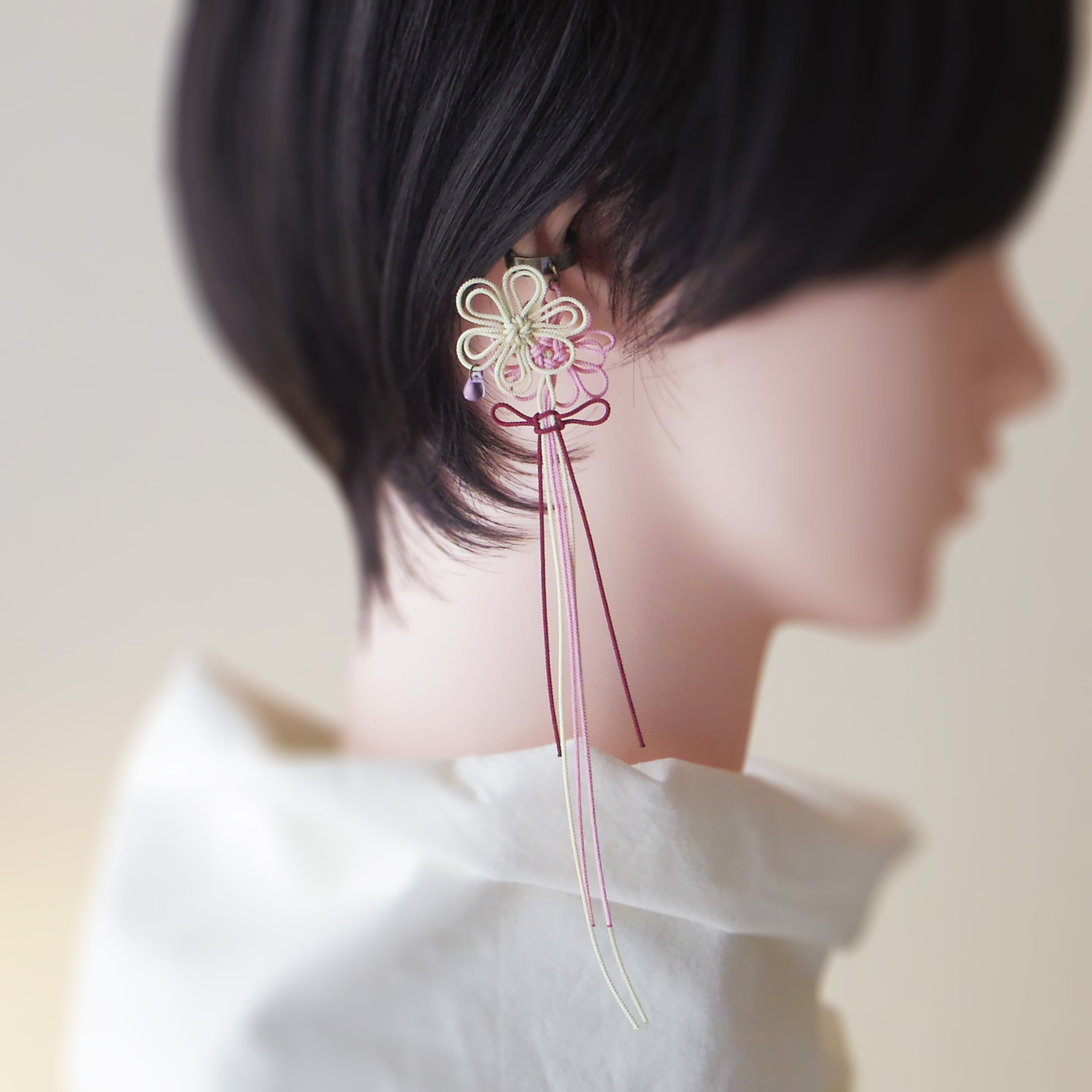 飾り結びかたっぽイヤーカフ「咲キ染ム陽ニ」(アイボリー×淡ピンク×臙脂)【軽量和風】浴衣・着物・日常使いに。