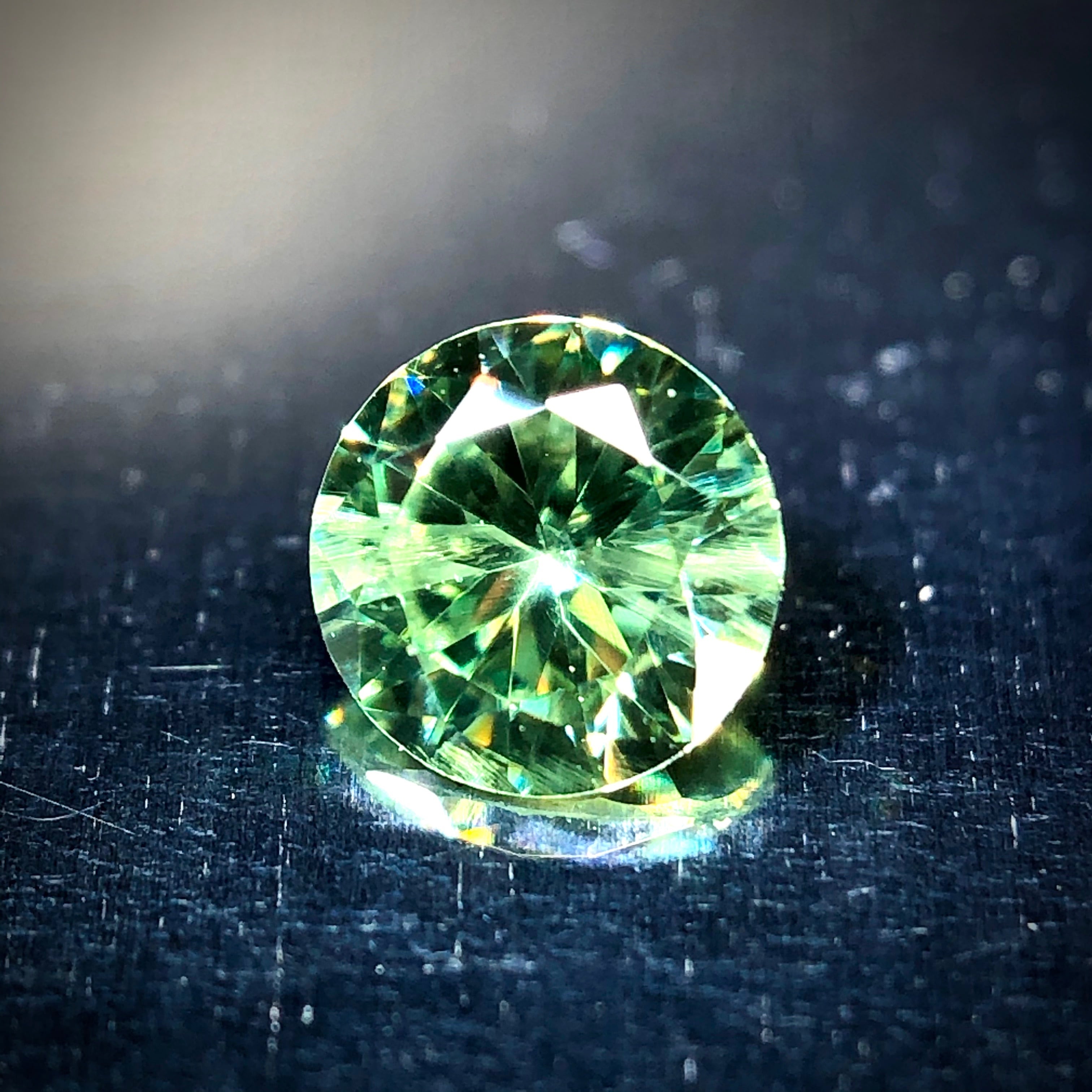 爽やかな若草色と虹色の煌めき 0.20ct 天然 デマントイドガーネット