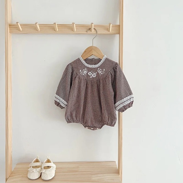 【取寄】2段レースと刺繍がポイントのギンガムチェックロンパース