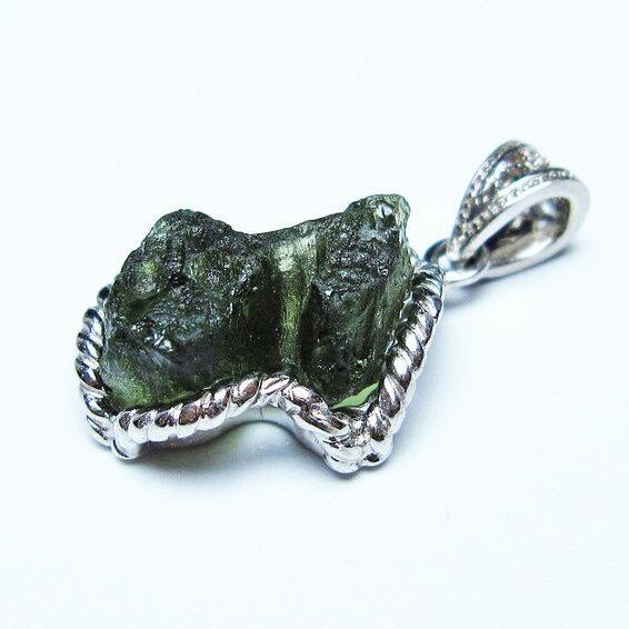 モルダバイト ペンダント モルダウ石 ペンダントトップ 原石 一点物 メール便可 [M便 1/20] 199-495
