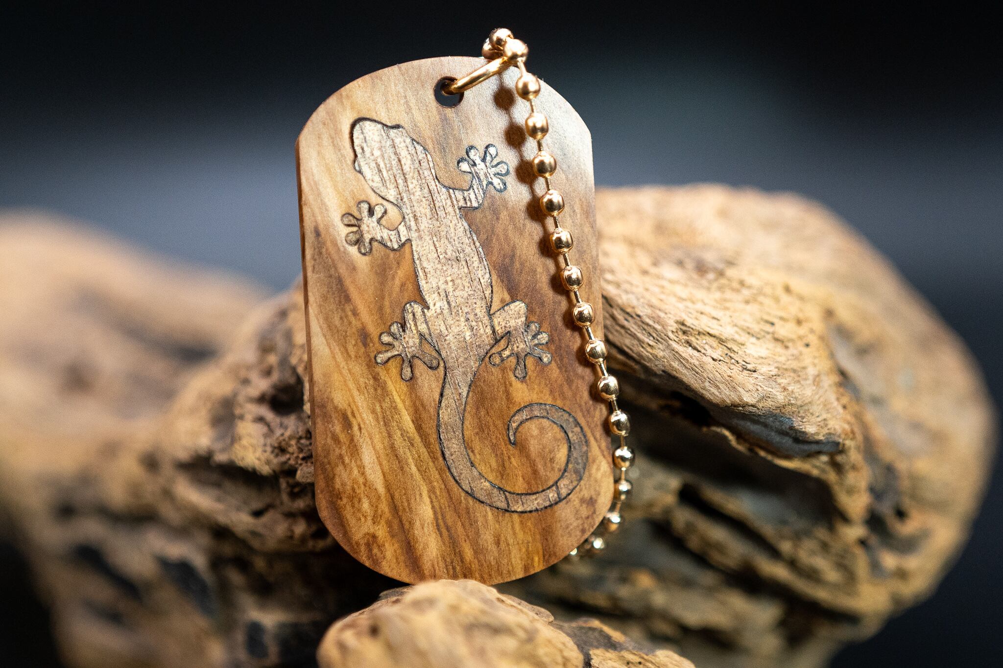 【日本が誇る銘木】杉 油杢 ドッグタグ 象嵌 木登りトカゲ