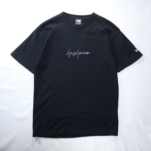 【yohji yamamoto POUR HOMME × NEWERA】ロゴデザインTシャツ 刺繍 ロゴワッペン