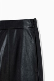 FOURAM - EMBOSS ECO LEATHER PANTS ：Black｜エンボスエコレザー／リラックスストレート／後ろゴムウエスト  ￼