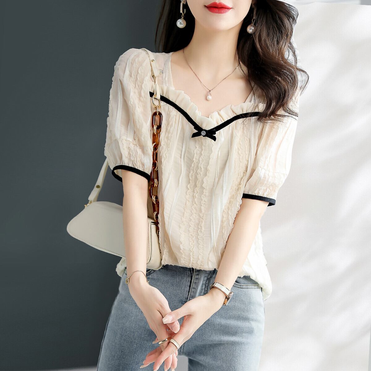 【着用レビュー】トップス レディース ブラウス シャツ 2色 レース M L XL 2XL 大きいサイズ オフホワイト ブラック カラバリ シャツ シアー 透け感 ペンタゴンネック 半袖 五分袖 無地 パフスリーブ リボン フリル 華奢見え シンプル ガーリー きれいめ カジュアル フェミニン エレガント 上品 大人可愛い おしゃれ 普段使い デート お出かけ 女子会 休日 旅行 お呼ばれ 通勤 通学 着まわし 送料無料 韓国 韓国系 ファッション コーデ スタイル モテ サイズ展開豊富 春 夏 秋