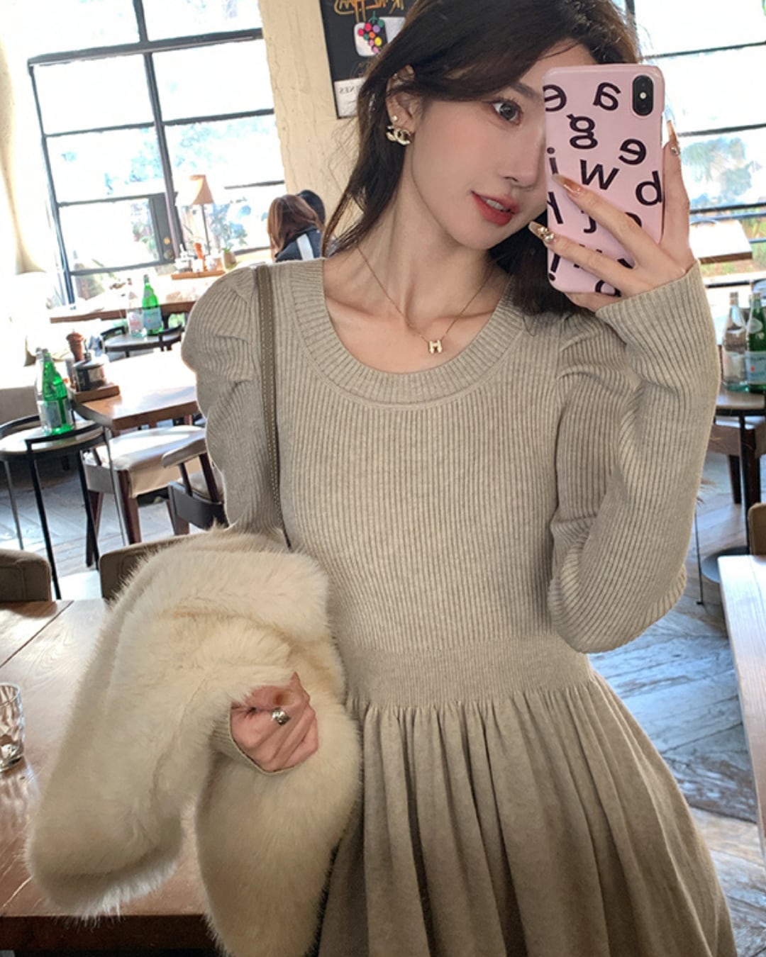 パフショルダーギャザーニットワンピース A24291