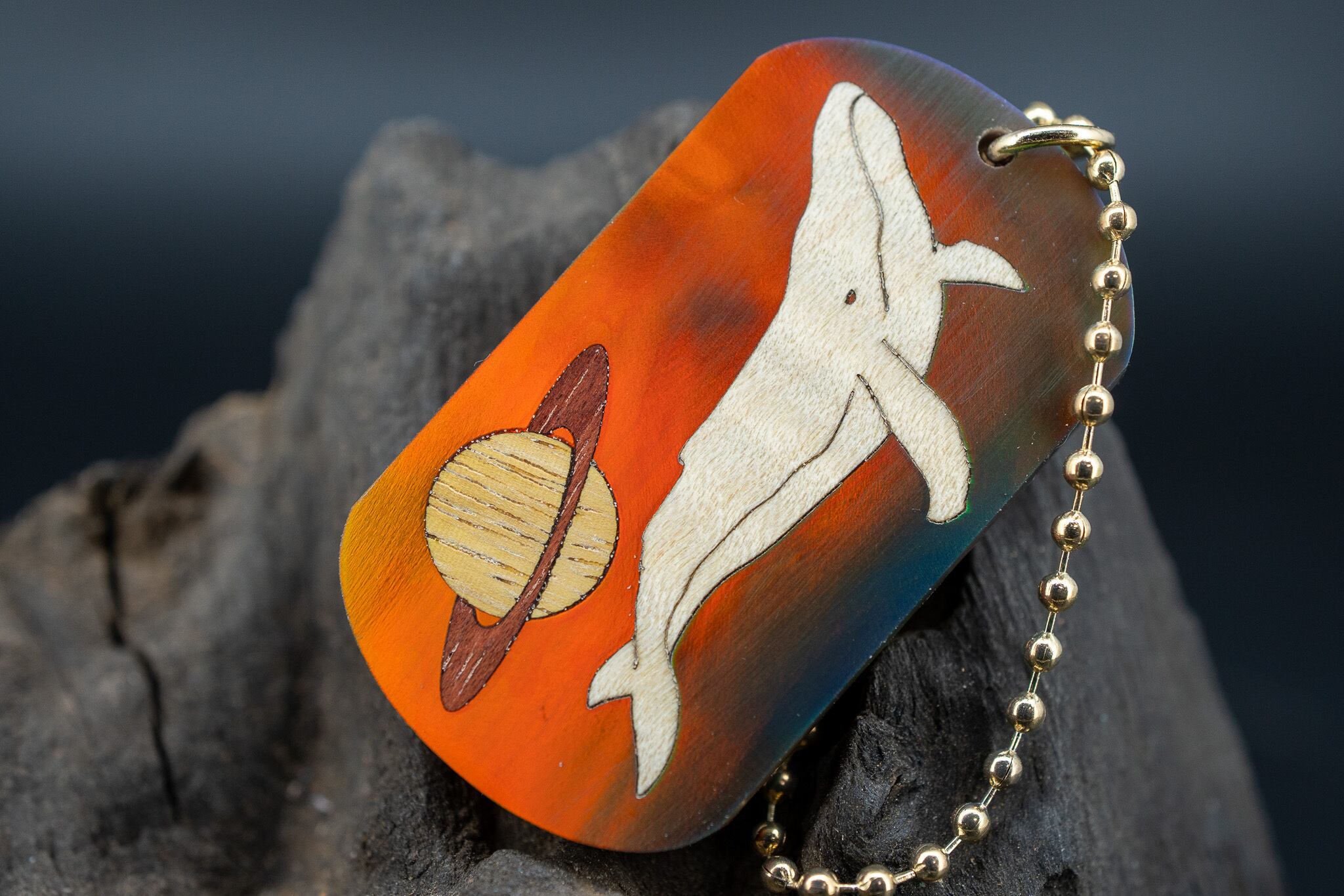 【科学技術と芸術の宝石】 ハイブリッドオパール ドッグタグ 象嵌 勇魚と惑星