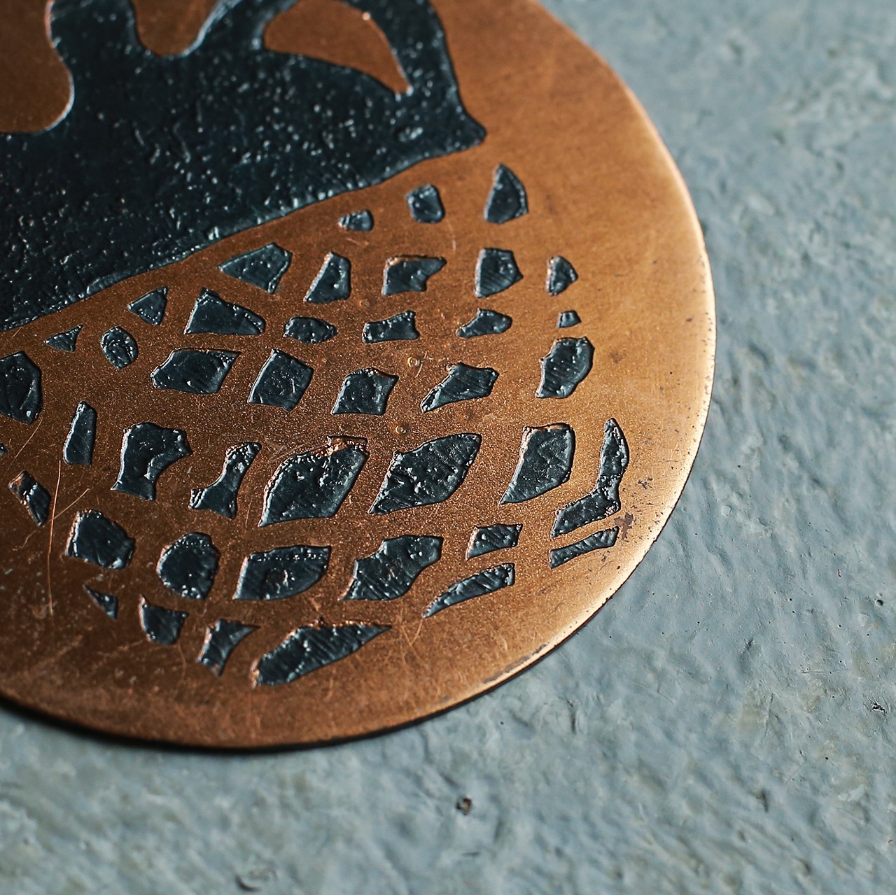 プリミティブな壺が描かれた、銅板のコースター 6