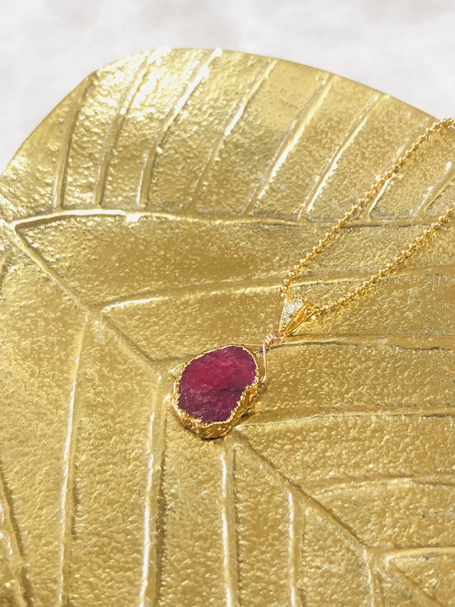 シックなルビーのネックレス（スライスタイプ）