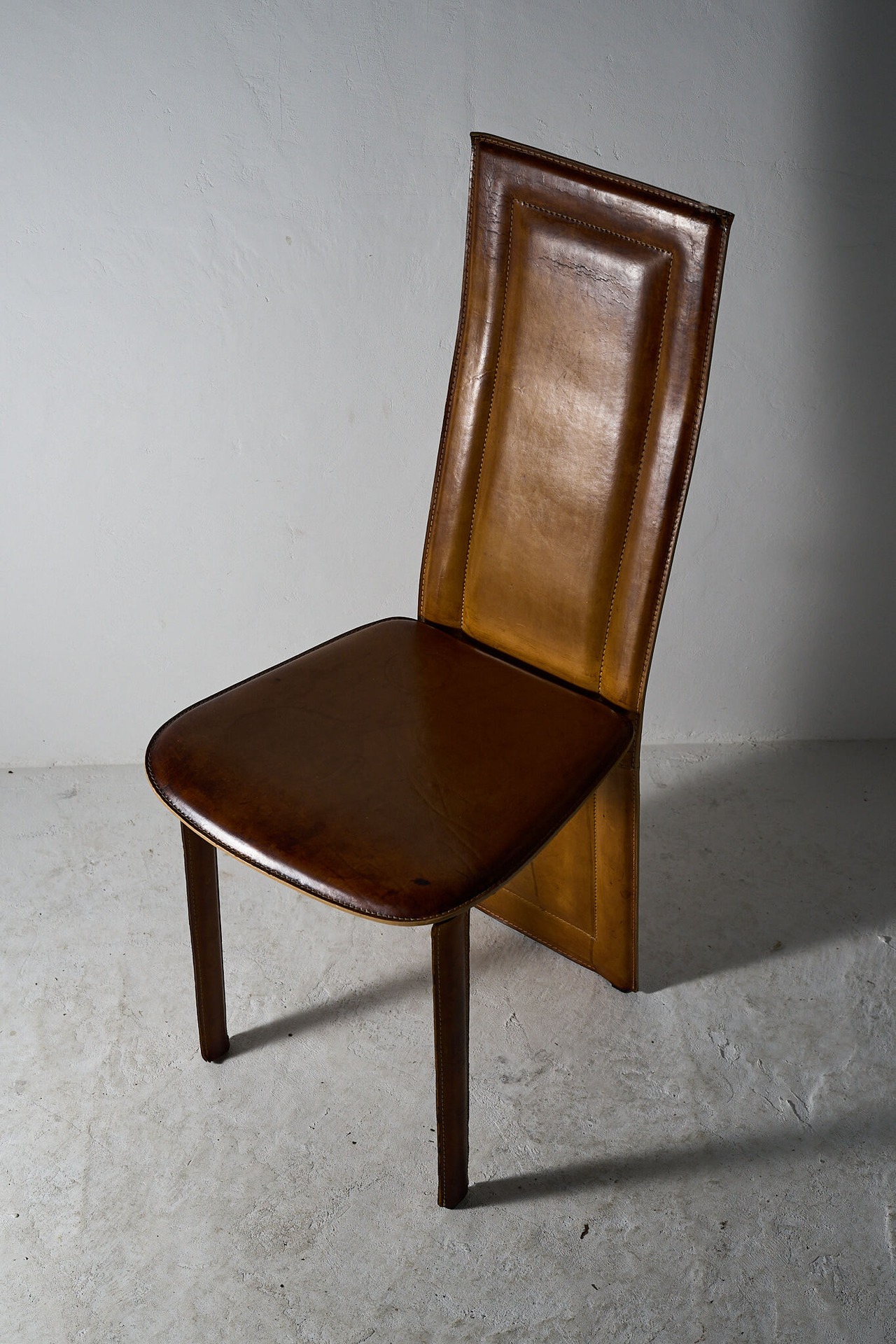 キャメルブラウンのレザーハイバックチェア