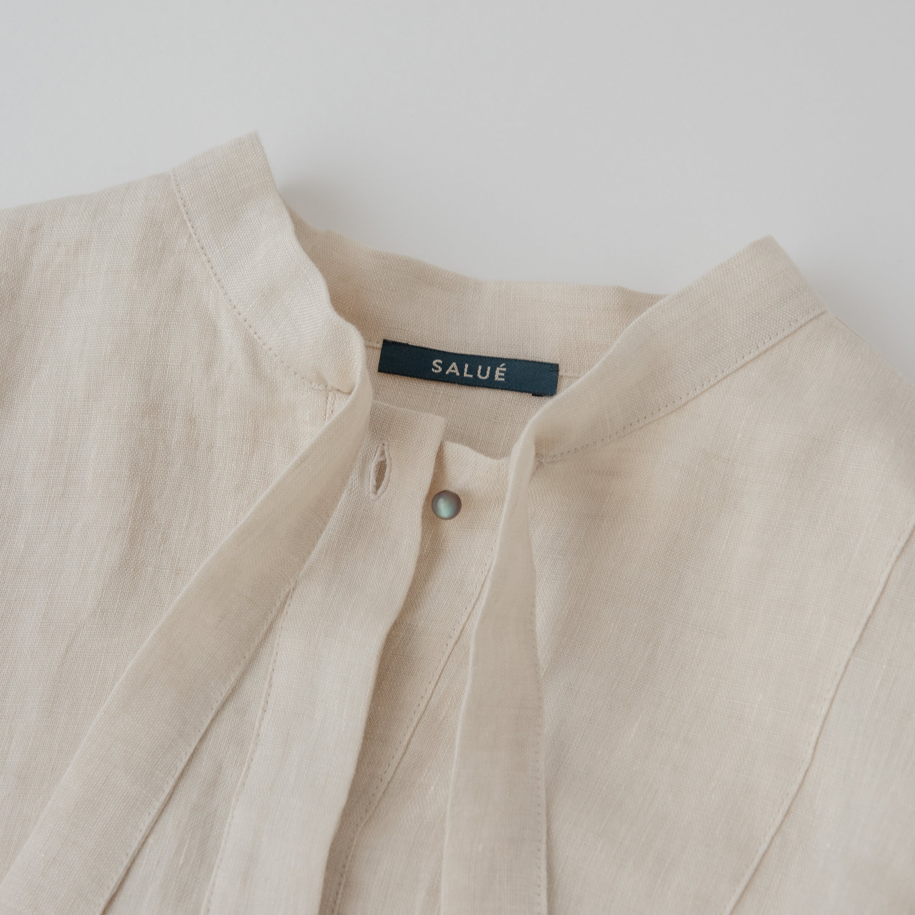 new：bow collar shirt／light weight linen〈almond beige〉 | SALUÉ