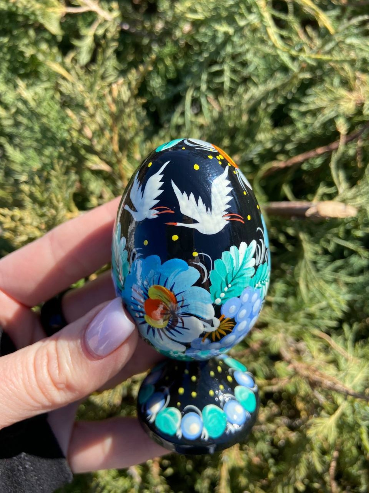 ペトリキウカ塗り　木製プィサンカ・スタンド一体型（イースター・エッグ）9cm（ホメンコ作） - 1