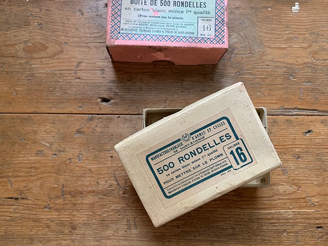 フランス語文字が入った可愛い紙の箱(ベージュ)