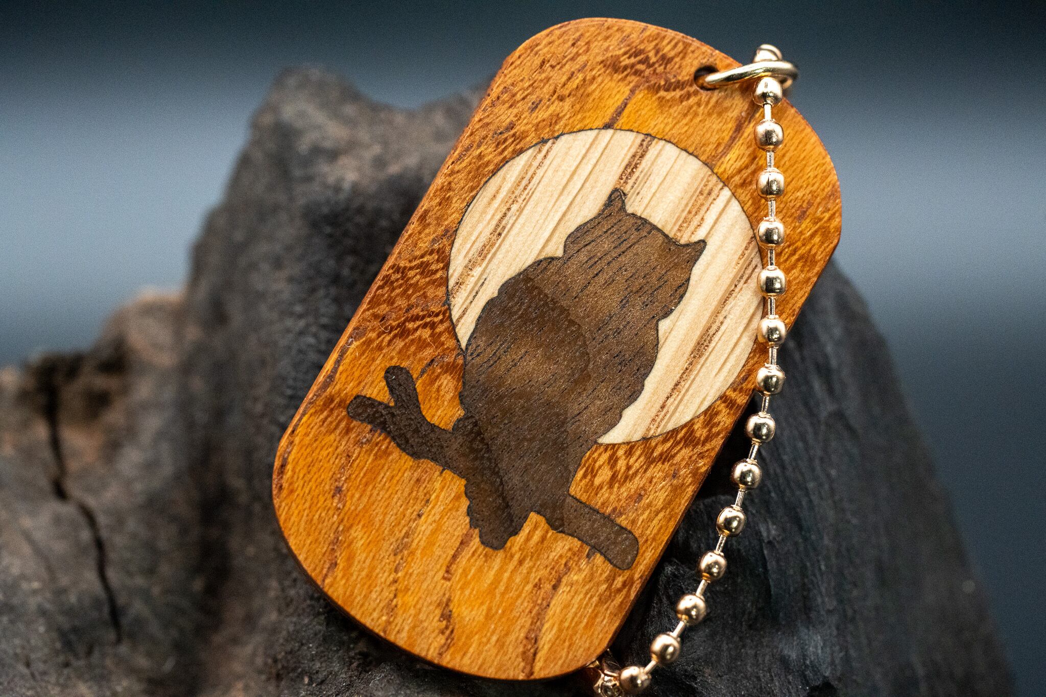 【日本を代表する巨木】欅 (ケヤキ) ドッグタグ 象嵌 夜とミミズク