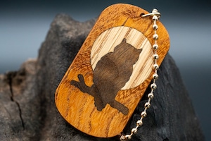 【日本を代表する巨木】欅 (ケヤキ) ドッグタグ 象嵌 夜とミミズク