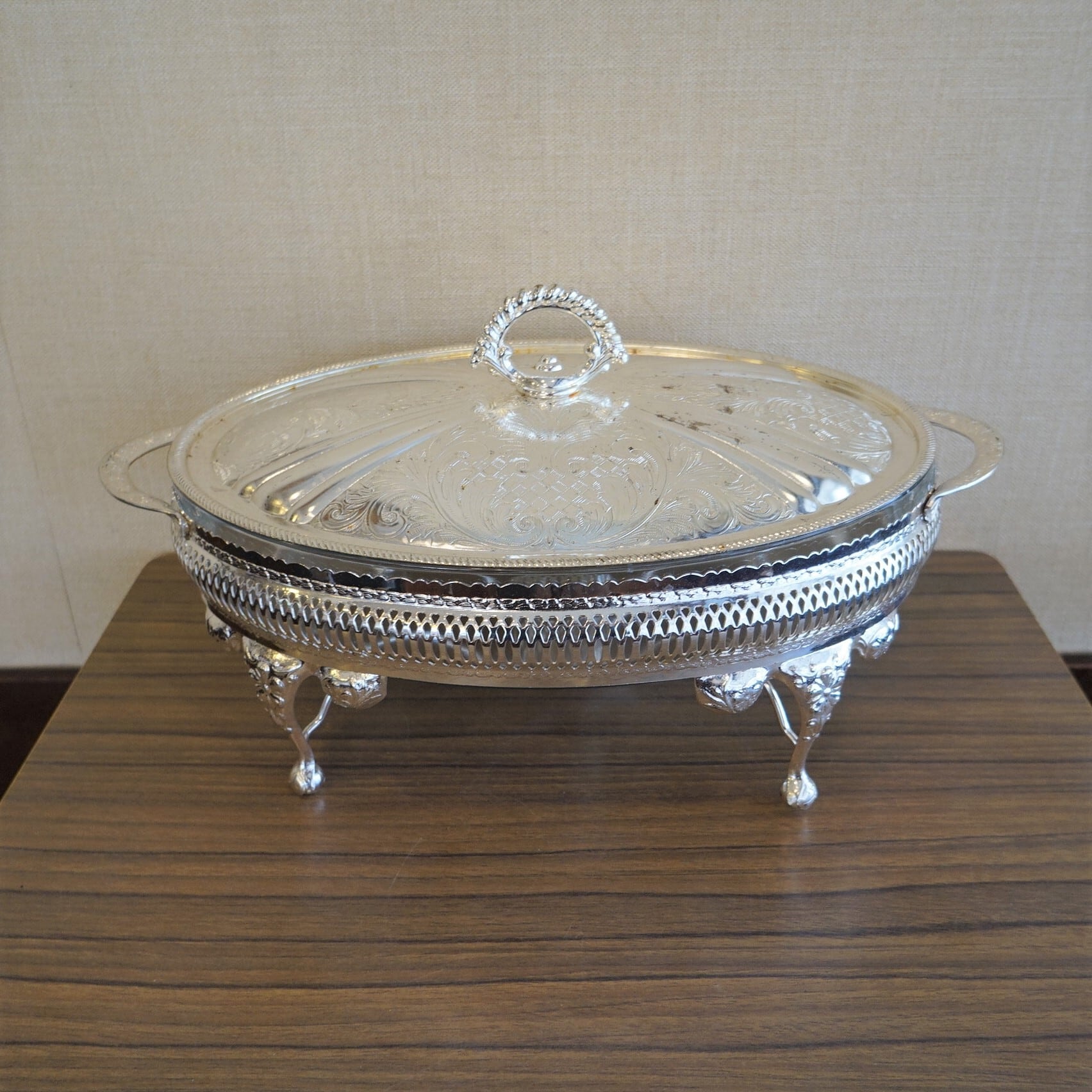 蓋付きのビュッフェスタンド