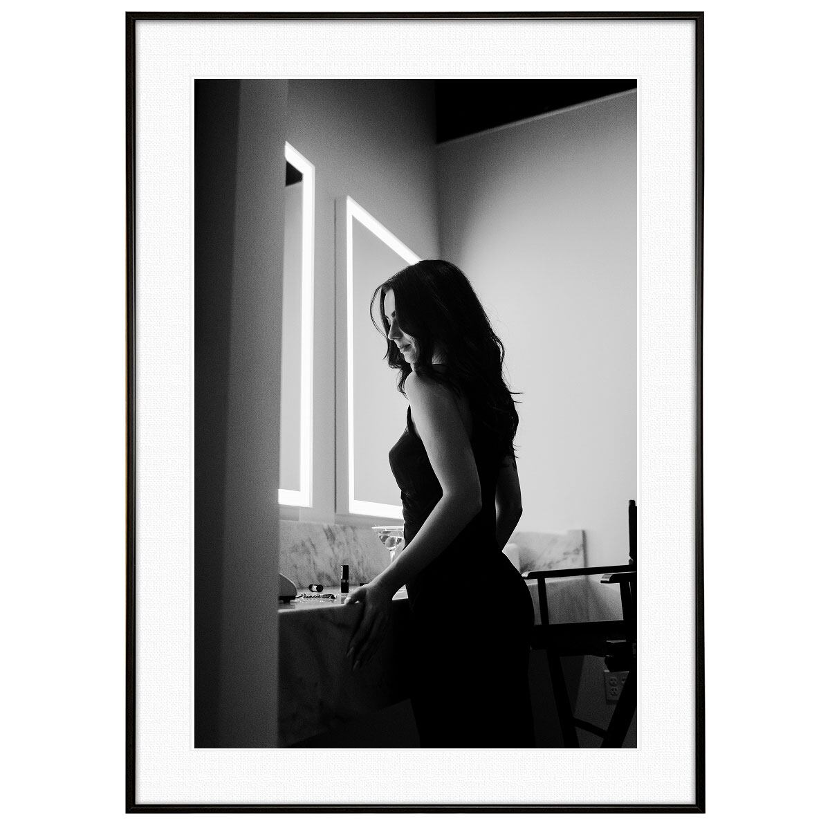 人物写真 ドレス姿で化粧台の前に立つ女性 インテリアモノクロアートポスター額装 AS2232