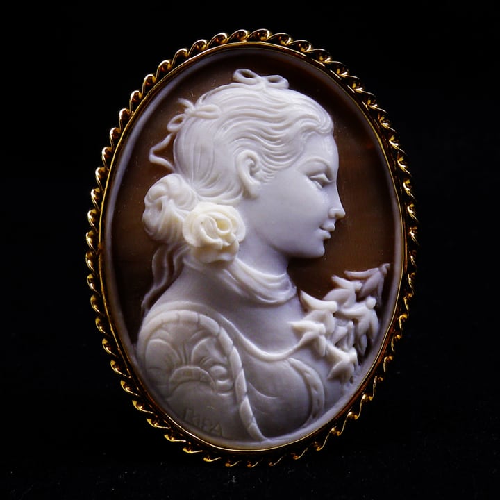 マルチェッロ・リーパ作 ”薔薇飾りの貴婦人”