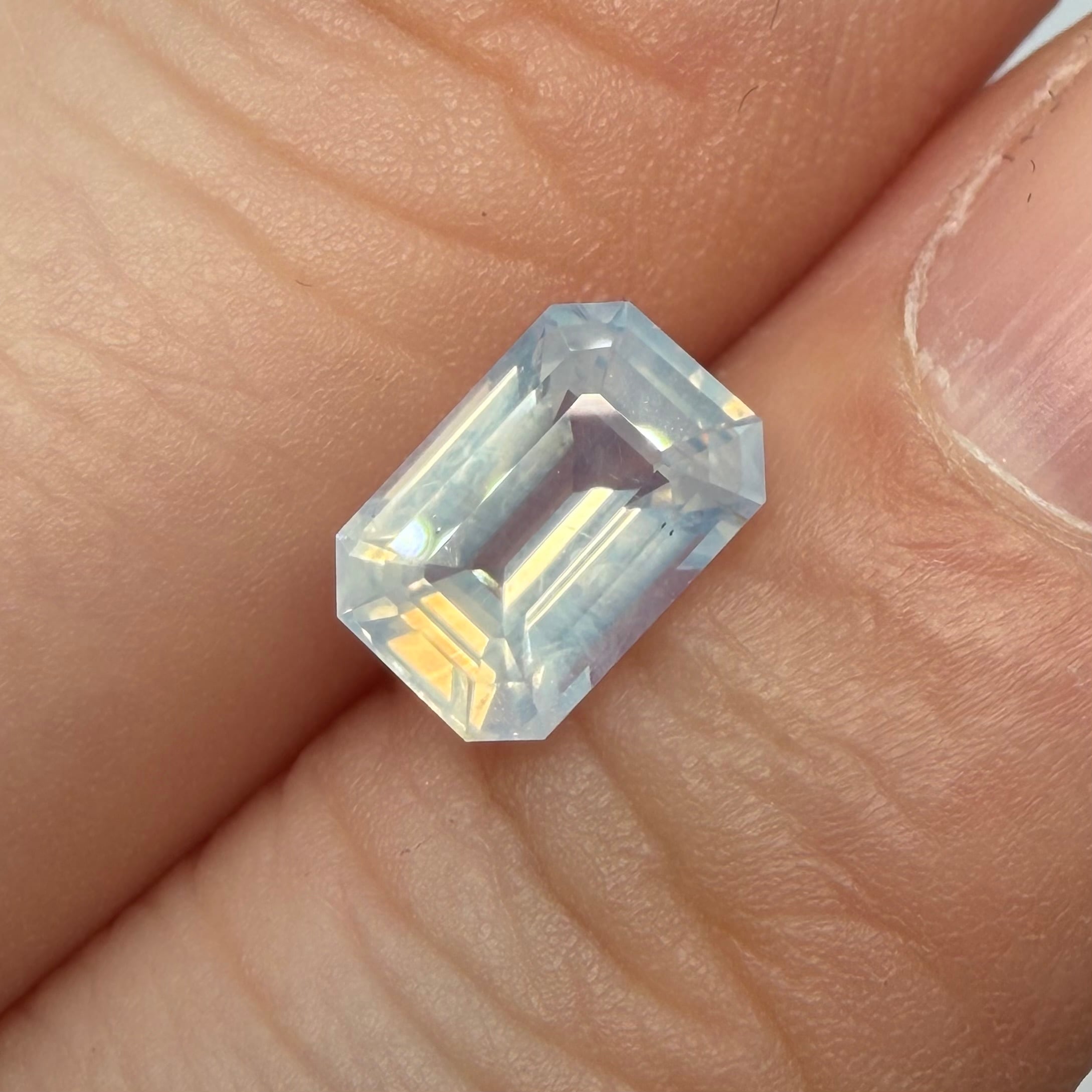 オーロラのようなシルキーホワイトサファイア