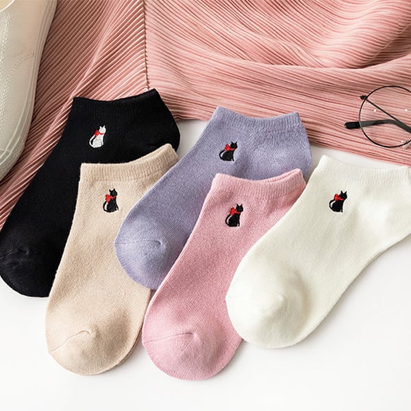首にリボンを付けたオシャレな猫ちゃんが刺繍されているアンクル丈ソックス♪
