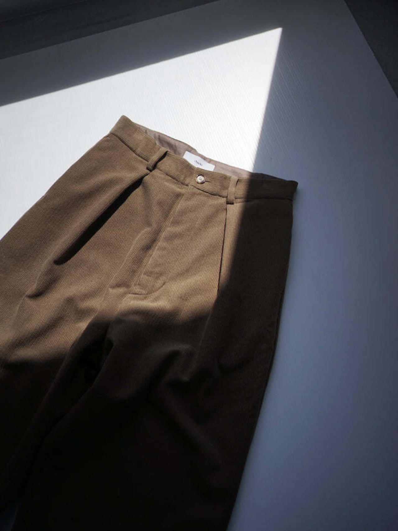 itochi - Wool & Cashmere Corduroy Tuck Slacks :Midnight|先染めネイビー/尾州×遠州/裏地付