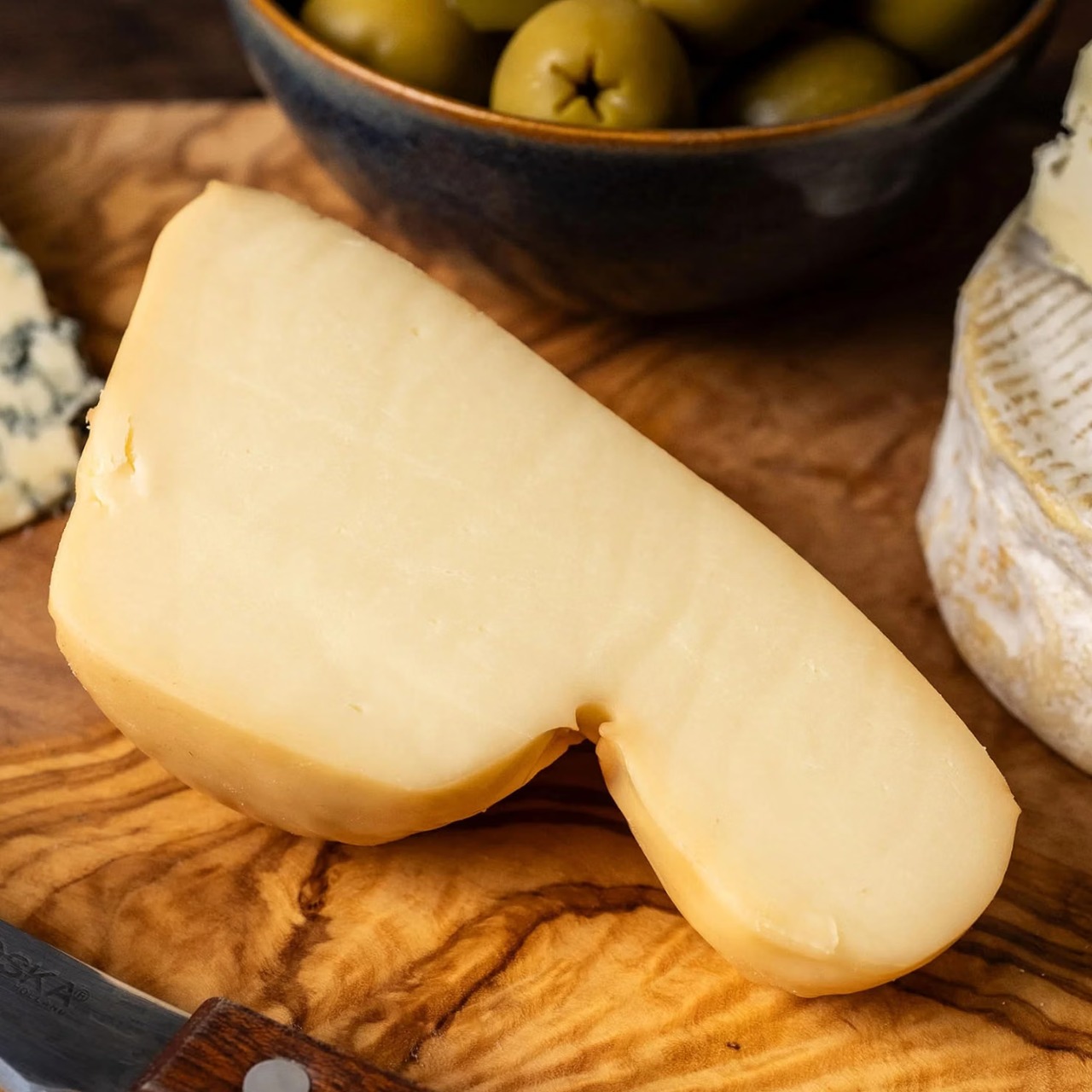 イタリア産 グラスフェッド スカモルツァ アフミカータ 250g|冷蔵・燻製モッツァレラチーズ|加熱でとろける|ピザ・パスタ・グラタン・パン料理に|Italian Grassfed Scamorza Affumicata Smoked Cheese