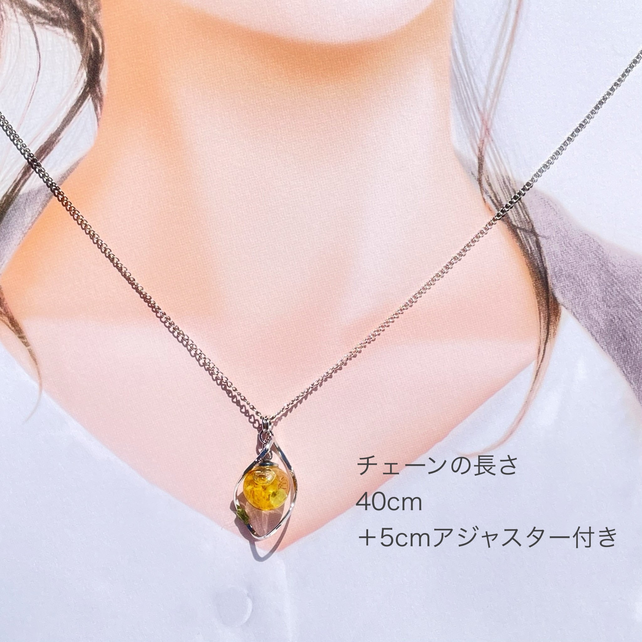 黄色いかすみ草とペリドットのハーバリウム ガラスドームネックレス