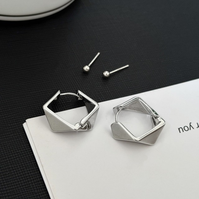Square Form Stud Earrings       00291