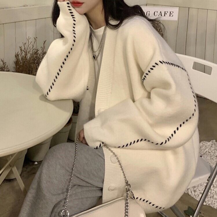 トップス レディース カーディガン ニット ステッチ Vネック 長袖 かわいい 大人可愛い きれいめ カジュアル フェミニン おしゃれ 送料無料 ラブリー キュート ガーリー ルーズ レトロ ボーイズライク 学生 通学 デート お出かけ お泊まり 休日 フリーサイズ ホワイト 白 ブラック 黒 秋 冬 10代 20代 韓国 韓国系 着回し 普段使い 体型カバー 防寒 ファッション コーデ モテ トレンド 流行 ゆったり ゆる