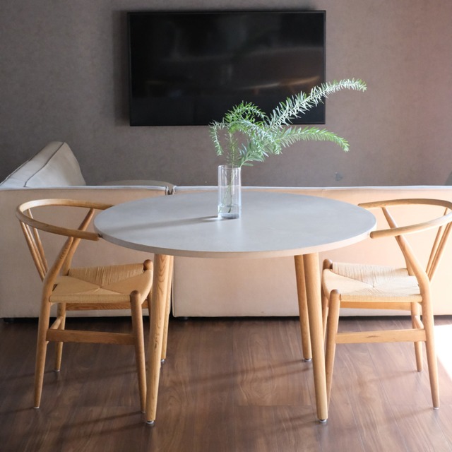 Round Dining table
