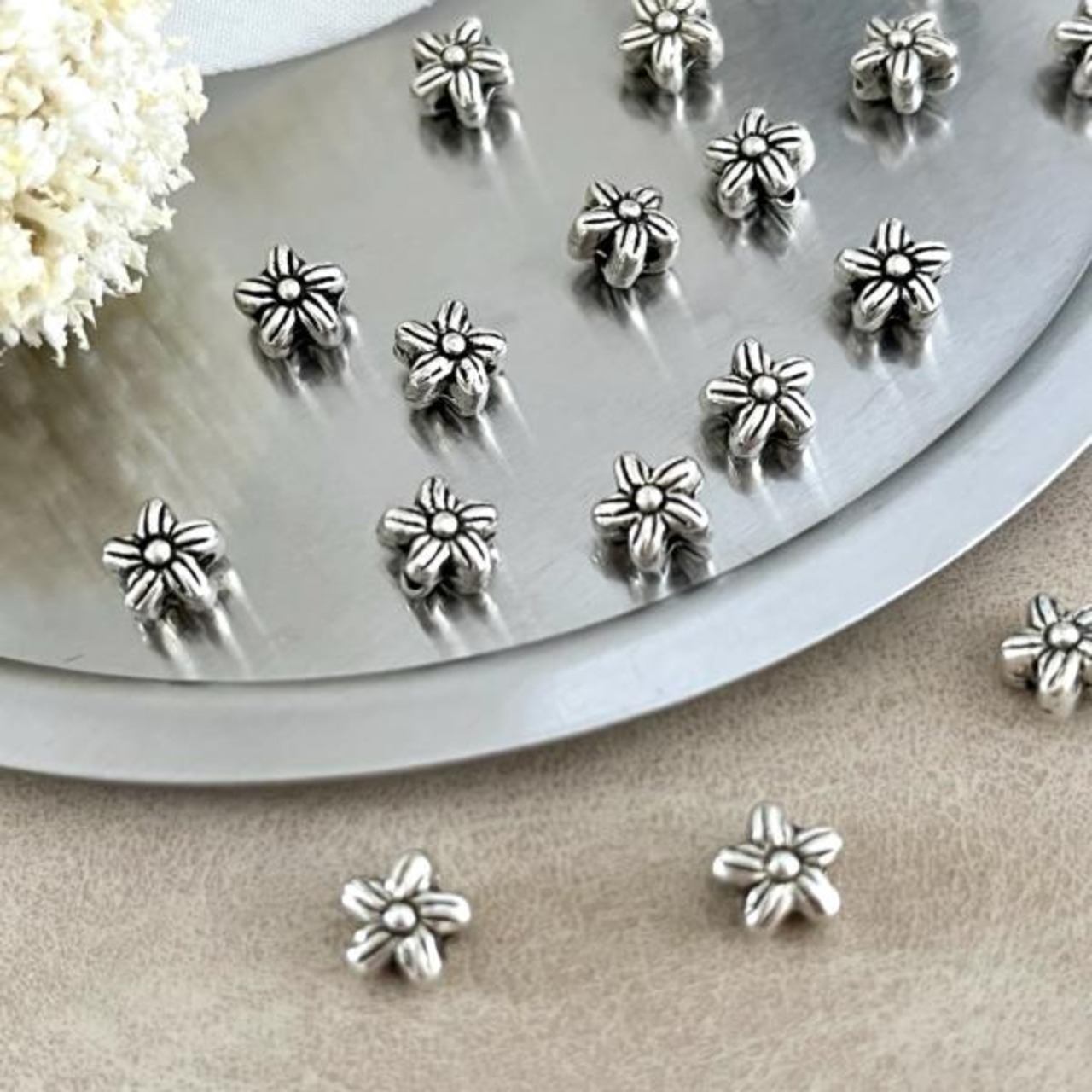 【4個】ミニフラワーメタルビーズ/スペーサー