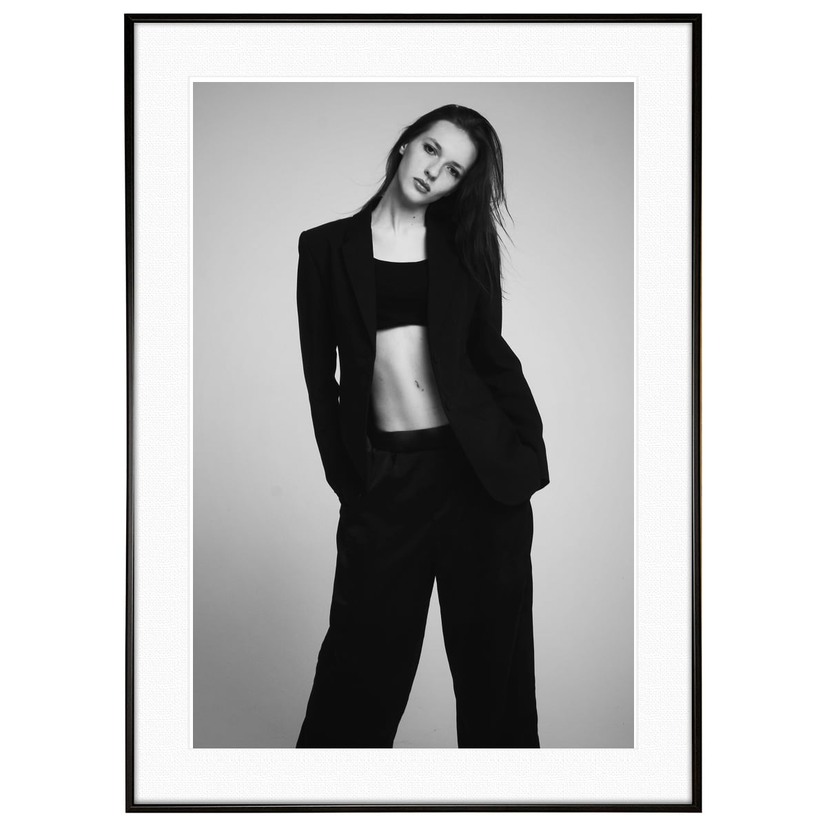 人物写真 黒いスーツを着た女性 インテリアモノクロアートポスター額装 AS2393