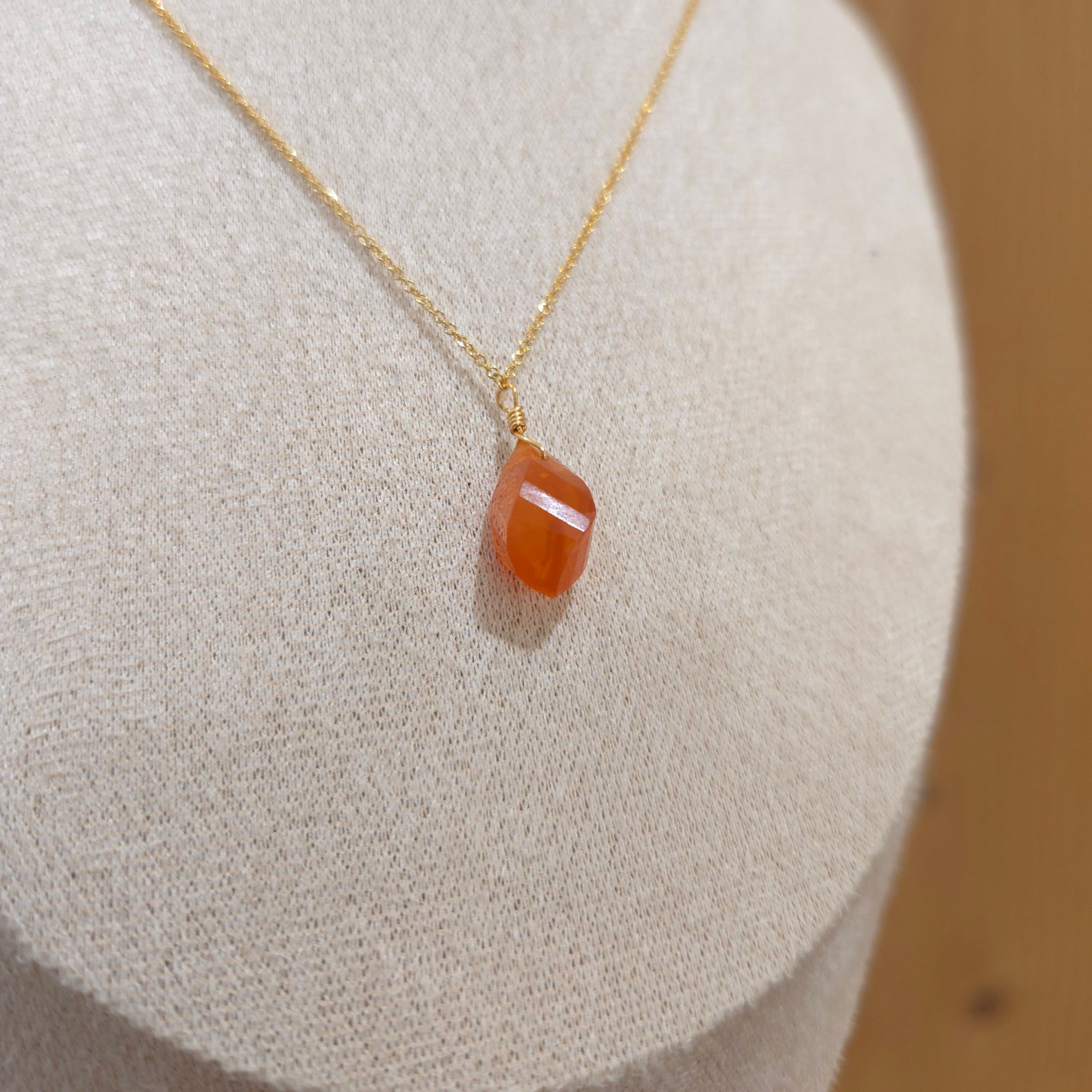 ~1歩を踏み出す勇気を与える~ 一粒天然石のアクセサリー 《evolution》シリーズ・【カーネリアン・ツイストドロップ】 ネックレス